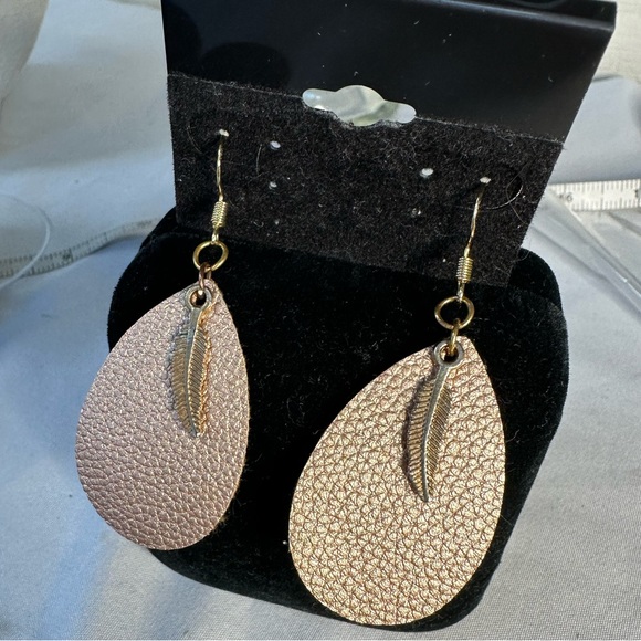 Three pairs of boho casual chic earrings - Picture 4 of 11